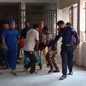 পুলিশের ফায়ারিং অনুশীলনে পথচারী গুলিবিদ্ধ পুলিশের ফায়ারিং অনুশীলনে পথচারী গুলিবিদ্ধ