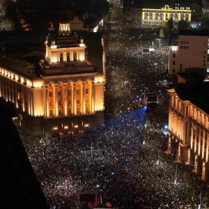 বুলগেরিয়ায় সরকারের পদত্যাগের দাবিতে হাজারো মানুষের বিক্ষোভ