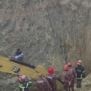 ২০ ঘণ্টায়ও উদ্ধার হয়নি গর্তে পড়া শিশুটি, খোঁড়া হচ্ছে সুড়ঙ্গ ২০ ঘণ্টায়ও উদ্ধার হয়নি গর্তে পড়া শিশুটি, খোঁড়া হচ্ছে সুড়ঙ্গ