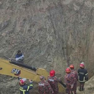 ২৮ ঘণ্টায়ও উদ্ধার হয়নি গভীর গর্তে পড়ে যাওয়া শিশুটি ২৮ ঘণ্টায়ও উদ্ধার হয়নি গভীর গর্তে পড়ে যাওয়া শিশুটি