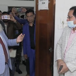 স্বাস্থ্যের ডিজির সঙ্গে তর্কে জড়ানো চিকিৎসককে ক্ষমা করে আগের দায়িত্বে বহাল স্বাস্থ্যের ডিজির সঙ্গে তর্কে জড়ানো চিকিৎসককে ক্ষমা করে আগের দায়িত্বে বহাল