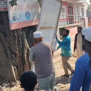 নিজের পোস্টার-ব্যানার নিজেই সরাচ্ছেন জামায়াত প্রার্থী নিজের পোস্টার-ব্যানার নিজেই সরাচ্ছেন জামায়াত প্রার্থী