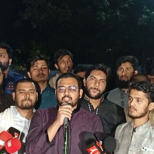 ওসমান হাদিকে গুলি: জড়িতদের গ্রেফতারে ডাকসুর আলটিমেটাম