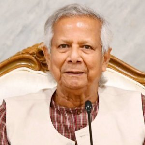 হাদির চিকিৎসার ব্যয়ভার সরকারের, প্রয়োজনে বিদেশ পাঠানো হবে: প্রধান উপদেষ্টা