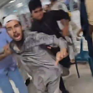 ঢামেকে সাংবাদিকের ওপর হাদির সমর্থকদের হামলা