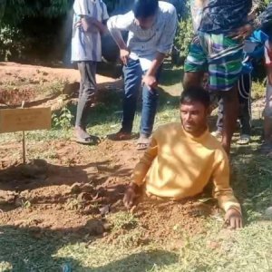 মাকে মারধর করায় ছেলেকে মাটিতে অর্ধেক পুঁতে রাখলেন স্থানীয়রা মাকে মারধর করায় ছেলেকে মাটিতে অর্ধেক পুঁতে রাখলেন স্থানীয়রা