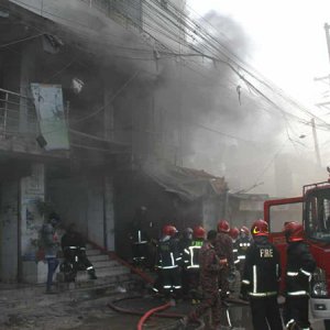 কেরানীগঞ্জে বহুতল ভবনে আগুন: ধোঁয়ায় বাধাগ্রস্ত নিয়ন্ত্রণকাজ