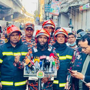 কেরানীগঞ্জে বহুতল ভবনে আগুন: ধোঁয়ায় বাধাগ্রস্ত নিয়ন্ত্রণকাজ