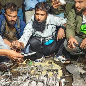 ‘অস্ত্র কারখানা’ ভেবে পুলিশের অভিযান, উদ্ধারের পর দেখা গেলো সবই নকল অস্ত্র ‘অস্ত্র কারখানা’ ভেবে পুলিশের অভিযান, উদ্ধারের পর দেখা গেলো সবই নকল অস্ত্র