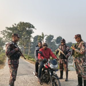 হাদির ওপর হামলাকারীদের দেশত্যাগ ঠেকাতে সীমান্তে কড়া নজরদারি হাদির ওপর হামলাকারীদের দেশত্যাগ ঠেকাতে সীমান্তে কড়া নজরদারি