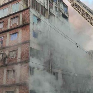 কেরানীগঞ্জে আগুন লাগা ভবন থেকে ৪২ জন উদ্ধার