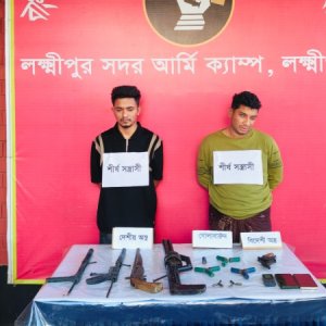 সেনবাহিনীর অভিযানে ৫ আগ্নেয়াস্ত্র উদ্ধার, গ্রেফতার দুই সেনবাহিনীর অভিযানে ৫ আগ্নেয়াস্ত্র উদ্ধার, গ্রেফতার দুই