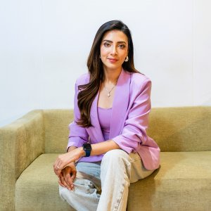 এবার গ্ল্যামার ফ্রেমের বাইরে...