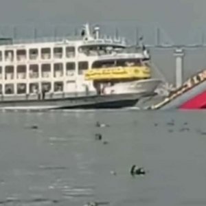 বুড়িগঙ্গায় লঞ্চের ধাক্কায় ডুবলো বাল্কহেড