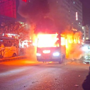 বাড্ডায় যাত্রীবাহী বাসে আগুন