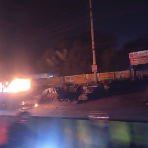 সাভারে পার্কিং করা বাসে আগুন