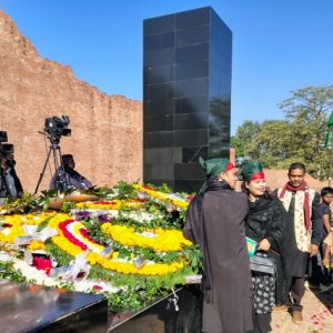 রায়েরবাজার বধ্যভূমিতে সর্বস্তরের মানুষের শ্রদ্ধা