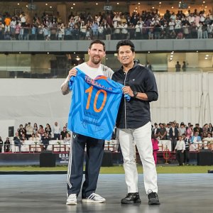 শচীনের হাত থেকে ২০১১ বিশ্বকাপের জার্সি পেলেন মেসি