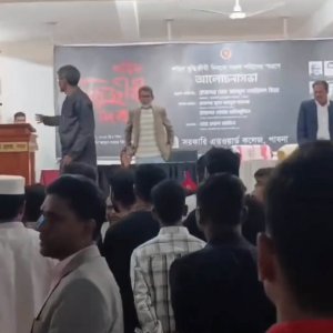 গোলাম আযম-নিজামীকে স্বাধীনতাযুদ্ধের ‘সূর্যসন্তান’ বলায় শিবির-ছাত্রদলের হাতাহাতি গোলাম আযম-নিজামীকে স্বাধীনতাযুদ্ধের ‘সূর্যসন্তান’ বলায় শিবির-ছাত্রদলের হাতাহাতি