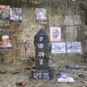 ঢাবির ‘রাজাকার ঘৃণাস্তম্ভে’ শিক্ষার্থী-জনতার জুতা নিক্ষেপ