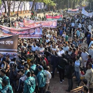 মিরপুরে বুদ্ধিজীবী স্মৃতিসৌধে মানুষের ঢল, ঘাতকদের বিচার দাবি