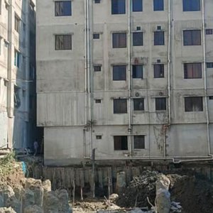 জায়গা না রেখে ১৫তলা করছিল ডেভেলপার কোম্পানি, হেলে পড়েছে পাশের ভবন জায়গা না রেখে ১৫তলা করছিল ডেভেলপার কোম্পানি, হেলে পড়েছে পাশের ভবন