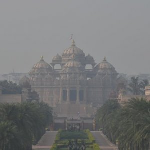 বায়ুদূষণের জেরে দিল্লিতে নির্মাণকাজে নিষেধাজ্ঞা, ক্লাস হবে অনলাইনে