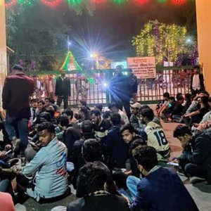 সাড়ে ৮ ঘণ্টা অবরুদ্ধ থাকার পর মুক্ত হলেন দুই চবির সহ-উপাচার্য ও রেজিস্ট্রার সাড়ে ৮ ঘণ্টা অবরুদ্ধ থাকার পর মুক্ত হলেন দুই চবির সহ-উপাচার্য ও রেজিস্ট্রার