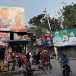 তফসিলের ৪৮ ঘণ্টার মধ্যে প্রচার সামগ্রী সরানোর নির্দেশ ইসির, তবু শহরজুড়ে পোস্টার