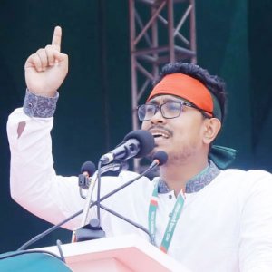 উপদেষ্টাকে পাশে দাঁড় করিয়েই তার পদত্যাগ চাইলেন ডাকসুর ভিপি 