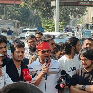 স্বরাষ্ট্র উপদেষ্টার কার্যালয় ঘেরাও কর্মসূচি থেকে সবিচালয়ে ডাকসু প্রতিনিধিরা