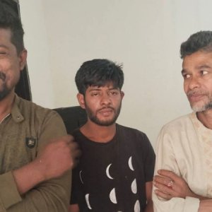 দেয়াল লিখনের সময় যুবলীগের ৩ জনকে ধরে পিটুনি