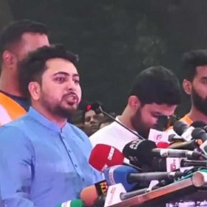 হাদির ওপর গুলির প্রতিবাদে শহীদ মিনারে ‘সর্বদলীয় প্রতিরোধ সমাবেশ’