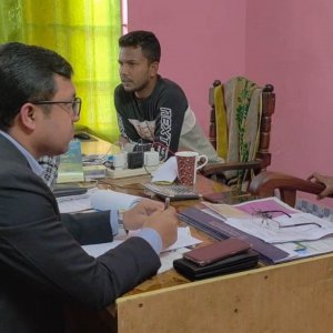 বেশি দামে পেঁয়াজ বিক্রি করায় দুই ব্যবসায়ীকে ৫৩ হাজার টাকা জরিমানা