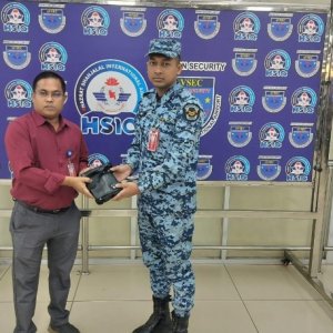 শাহজালালে যাত্রীর হারানো ১৬ হাজার ডলার উদ্ধার করে ফেরত দিলো এভসেক