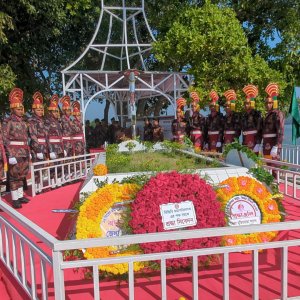 বীরশ্রেষ্ঠ মুন্সী আব্দুর রউফের সমাধিতে বিজিবির শ্রদ্ধা বীরশ্রেষ্ঠ মুন্সী আব্দুর রউফের সমাধিতে বিজিবির শ্রদ্ধা