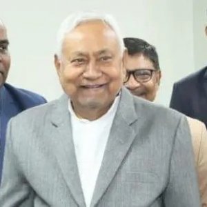 নারী চিকিৎসকের হিজাব টেনে নামিয়ে বিতর্কে বিহারের মুখ্যমন্ত্রী