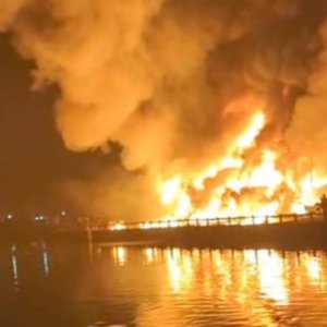 চট্টগ্রামে ঝুটের গুদামে আগুন চট্টগ্রামে ঝুটের গুদামে আগুন