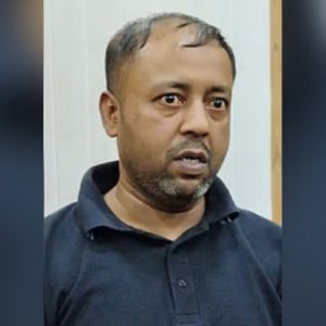 যুগ্মসচিবকে গাড়িতে আটকে টাকা দাবি, চালক আটক