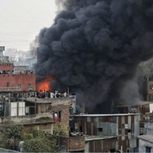 ইসলামবাগে বহতল ভবনে আগুন, নিয়ন্ত্রণে ১১ ইউনিট