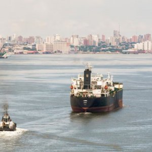 ভেনেজুয়েলায় যাতায়াত করা নিষেধাজ্ঞাভুক্ত তেল ট্যাংকার অবরোধের নির্দেশ ট্রাম্পের