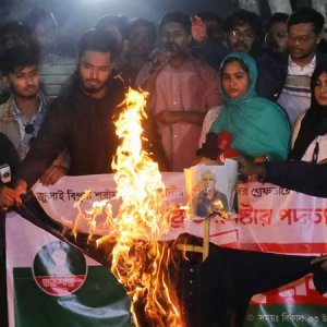 ঢাবিতে স্বরাষ্ট্র উপদেষ্টার কুশপুত্তলিকা দাহ, গায়েবানা জানাজা শুক্রবার