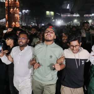 শাহবাগে অবস্থান নিয়েছেন হাদি সমর্থকরা