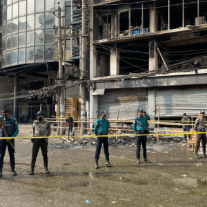 নামাজ শেষে প্রথম আলোর কার্যালয় ঘিরে বাড়ছে নিরাপত্তা