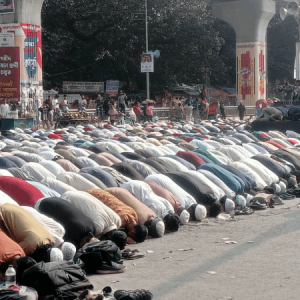 শাহবাগে বাড়ছে মানুষের ঢল, জুমার নামাজ আদায় বিক্ষোভকারীদের