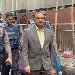 প্রথম আলোর ক্ষতিগ্রস্ত ভবন পরিদর্শনে ডিএমপি কমিশনার