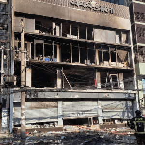 তাণ্ডবে ধ্বংসস্তূপে পরিণত হয়েছে প্রথম আলো-ডেইলি স্টার ভবন