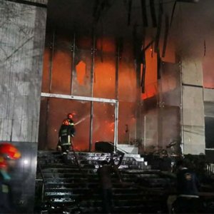 ছাদে আটকে পড়া ডেইলি স্টার সাংবাদিকদের নামিয়ে আনা হয়েছে