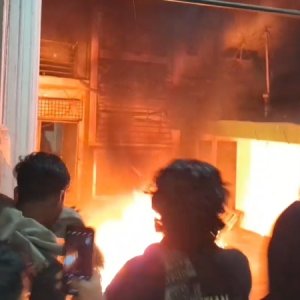 হাদির মৃত্যু: চট্টগ্রামে নওফেলের বাড়িতে আগুন-ভাঙচুর হাদির মৃত্যু: চট্টগ্রামে নওফেলের বাড়িতে আগুন-ভাঙচুর