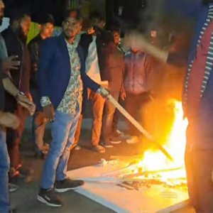 হাদির মৃত্যুতে খুলনায় বিক্ষোভ, দূতাবাস ও প্রথম আলো কার্যালয়ে হামলার চেষ্টা হাদির মৃত্যুতে খুলনায় বিক্ষোভ, দূতাবাস ও প্রথম আলো কার্যালয়ে হামলার চেষ্টা